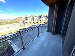 Balcony featuring a mountain view
