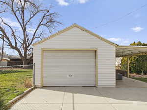Detached garage with driveway