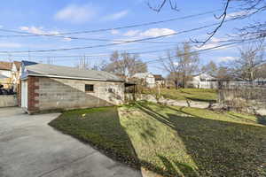 View of yard with an outdoor structure