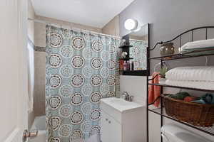 Full bath with vanity and shower / tub combo