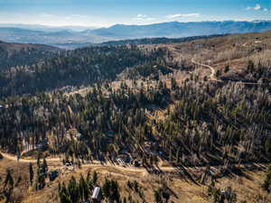 Aerial view of property's location featuring a mountain backdrop