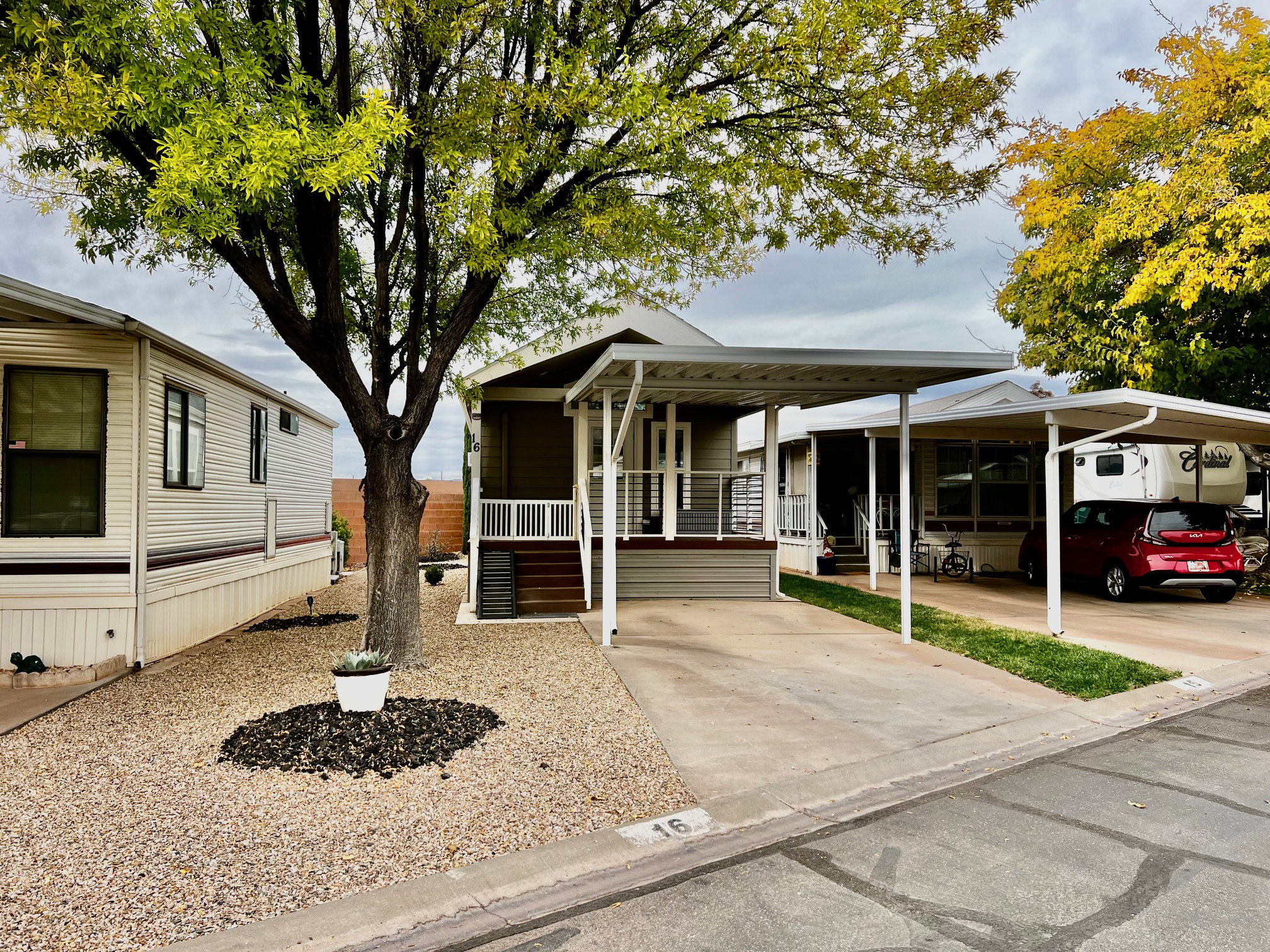 Manufactured / mobile home featuring a porch