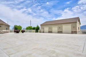 Garage featuring a gate