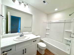Main Bathroom with tub/shower