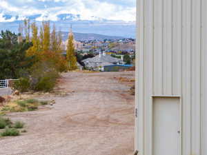 View of yard featuring a mountain view