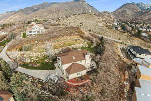 Aerial view of property's location featuring mountains