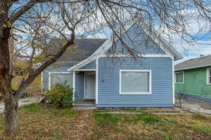 Bungalow-style house with roof with shingles