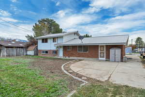 Spacious Backyard with view of driveway (extended)