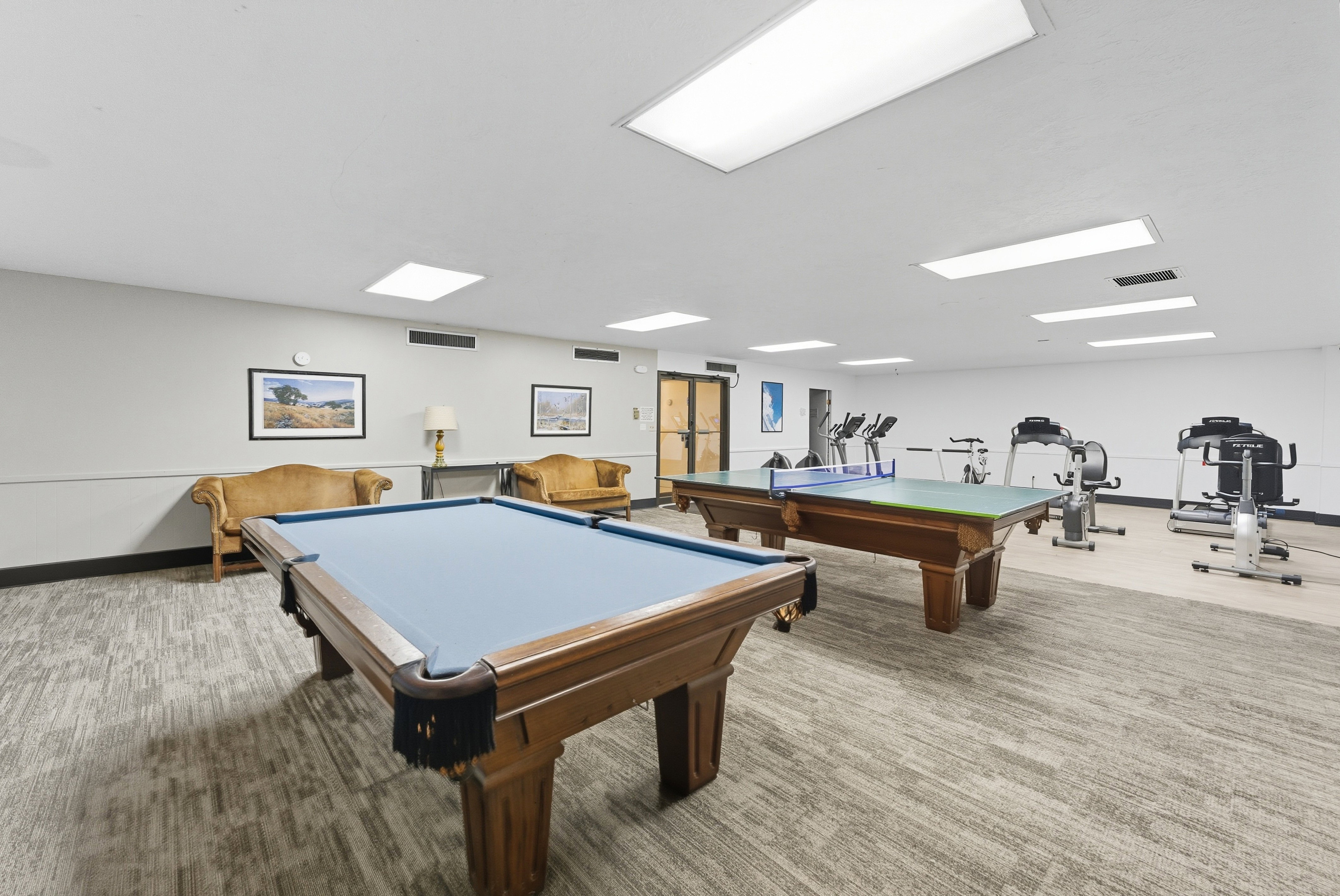 Recreation room with pool table