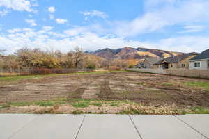 View of yard featuring a mountain view