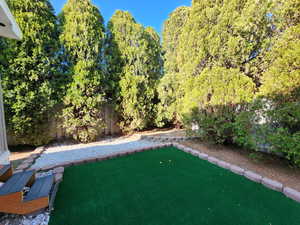 View of yard with a putting area