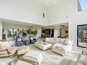 Living room with a high ceiling
