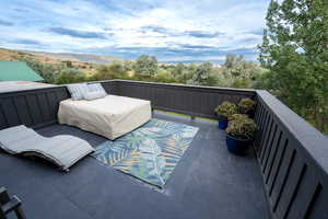 Balcony featuring a mountain view