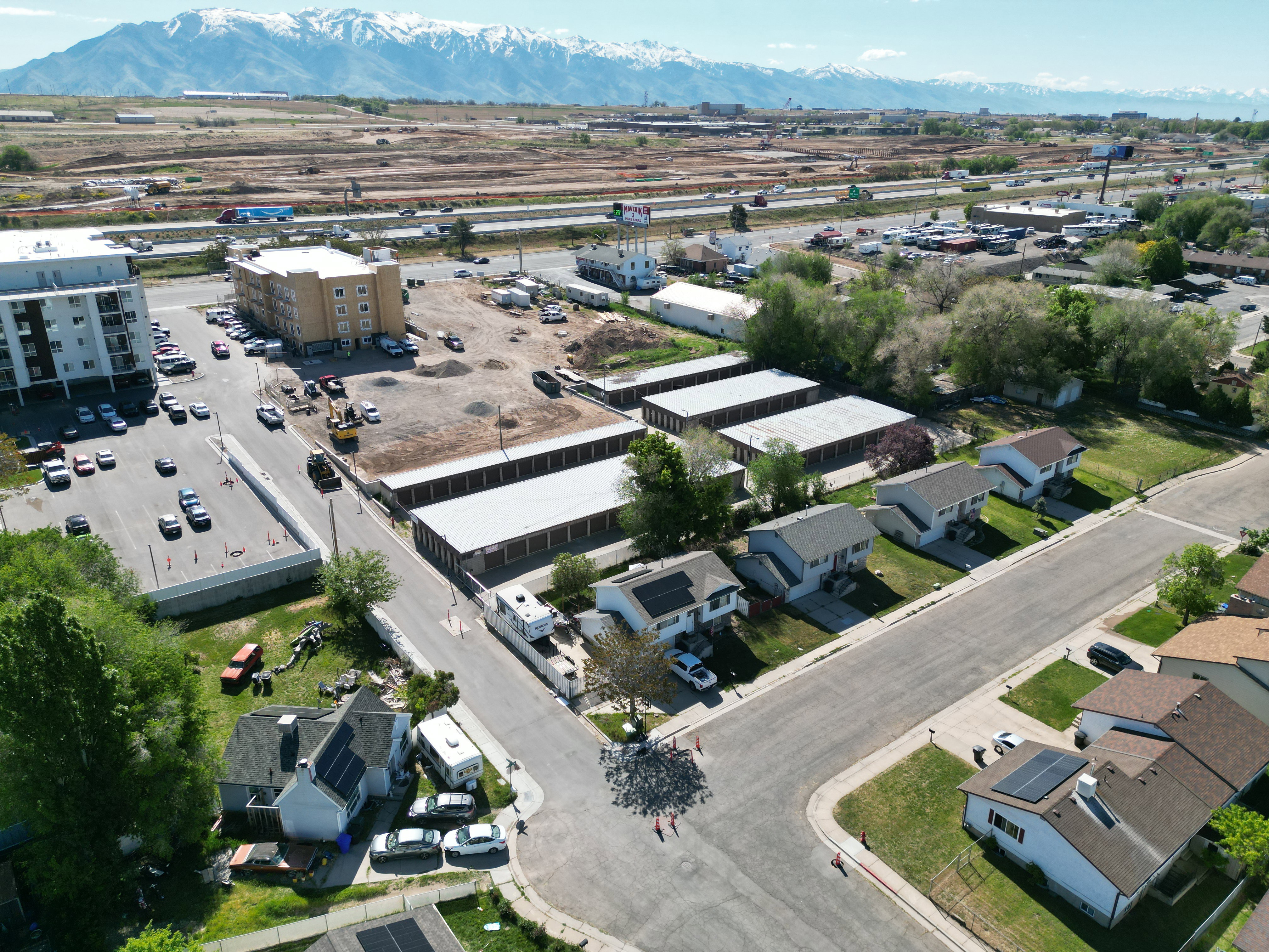 Aerial view of property's location featuring mountains