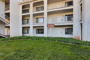 View of apartment building / complex