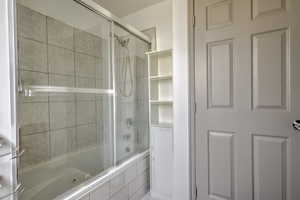 Bathroom with tiled shower / bath