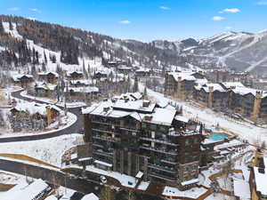 Snowy aerial view with a mountain view