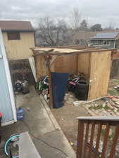 View of yard featuring a shed