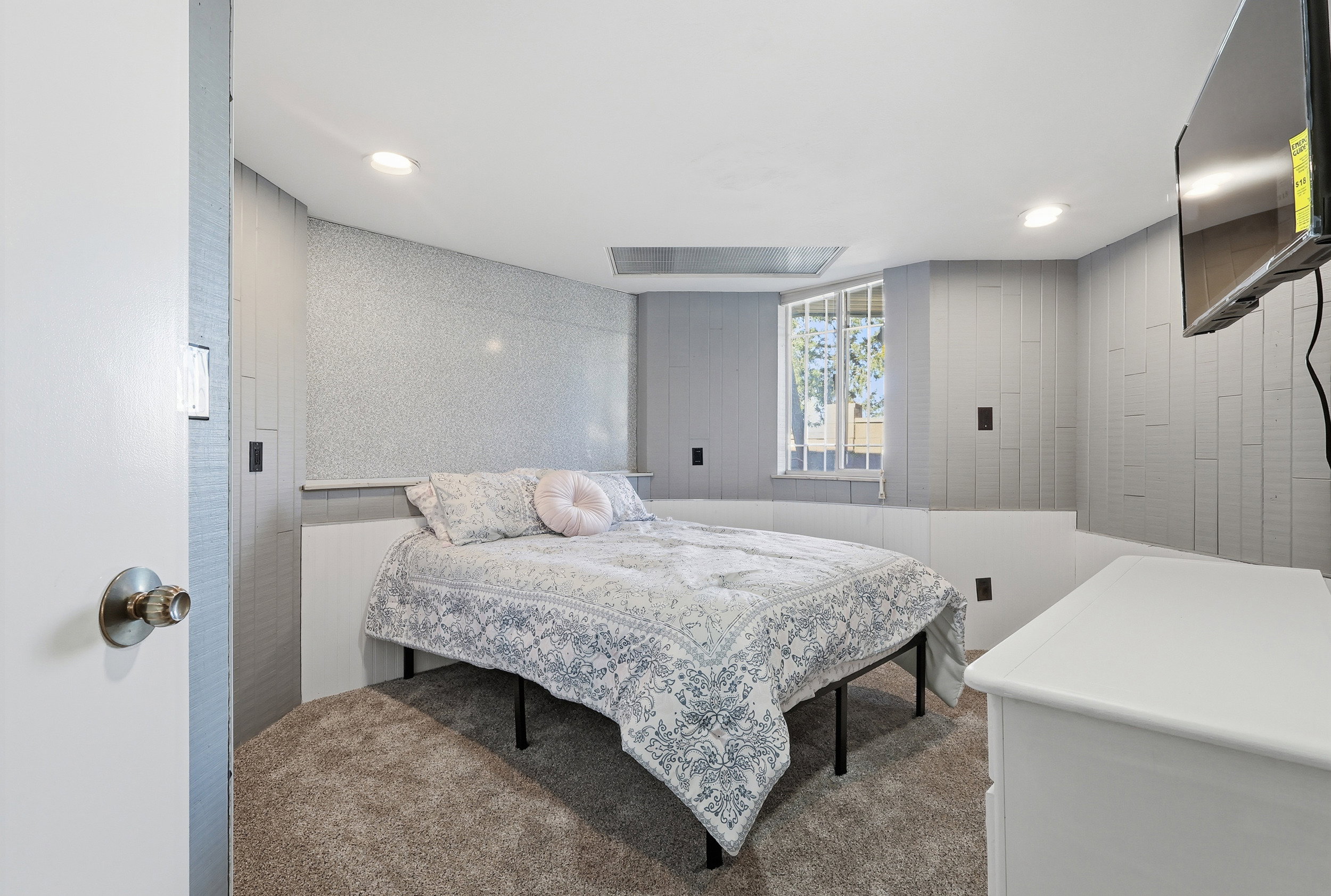 Bedroom with carpet
