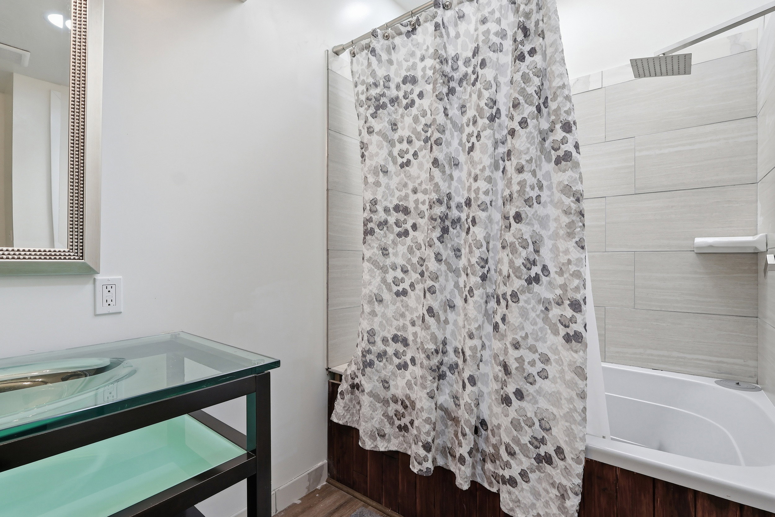 Full bath with shower / bath combo and vanity
