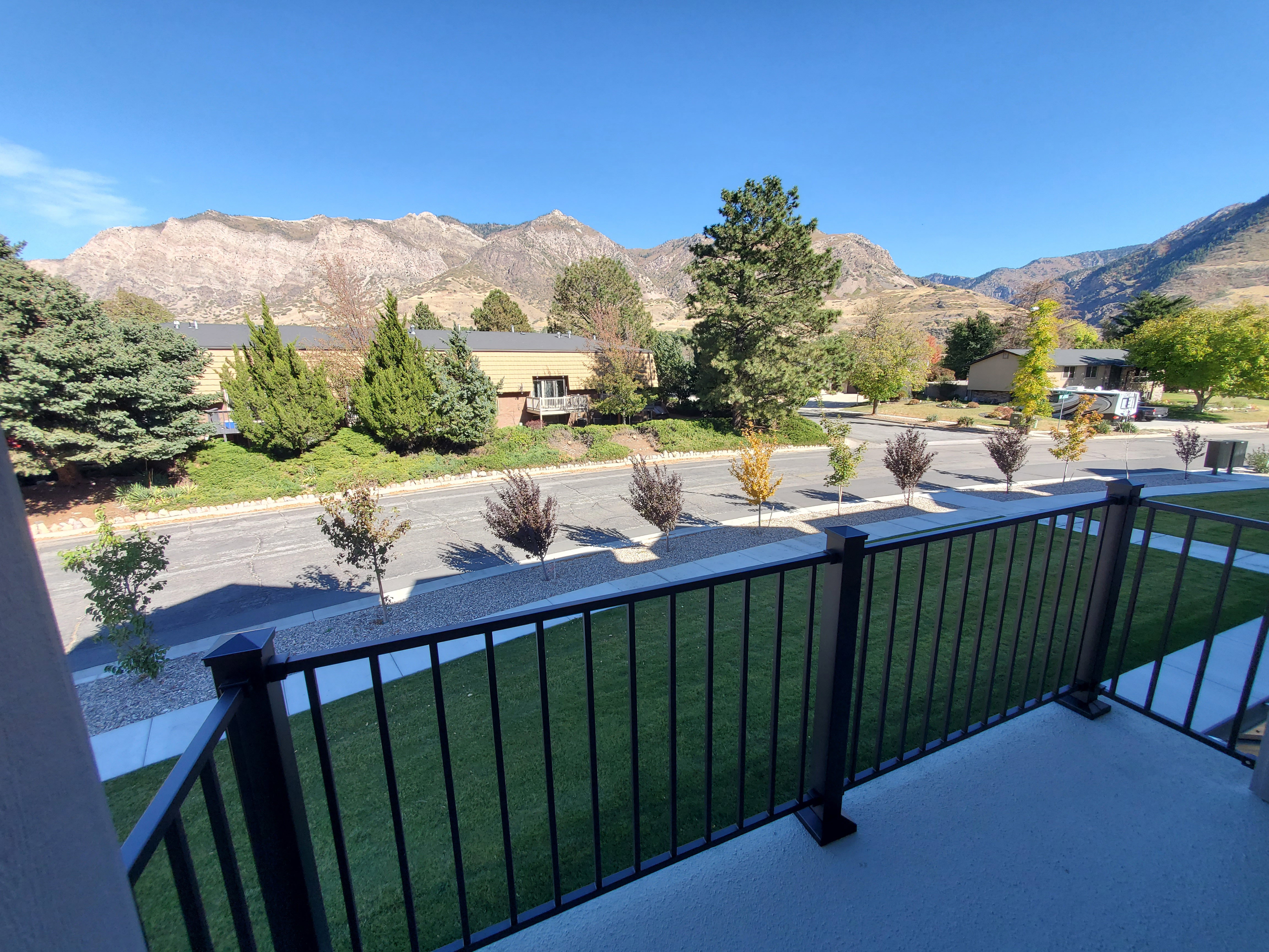 Balcony featuring a mountain view
