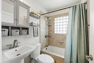 Full bath with toilet and tiled shower / bath