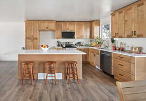 Spacious kitchen area with lots of counterspace, drawers and cabinets
