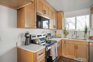 Smooth-top range with microwave above