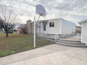 View of front facade featuring a front lawn