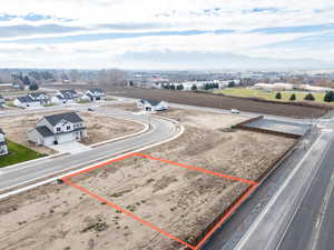 Aerial view of property and surrounding area featuring property boundaries highlighted and a mountain backdrop