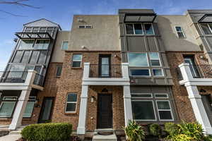 View of apartment building / complex