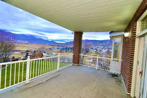 Balcony featuring a mountain view