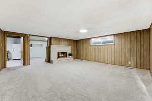 Fireplace does not work.  Looks pretty with logs and lights