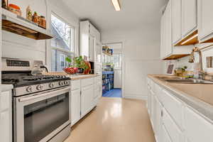 South Unit 1890 Kitchen, Gas Range