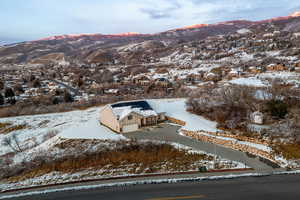 Snowy aerial view with a mountain view