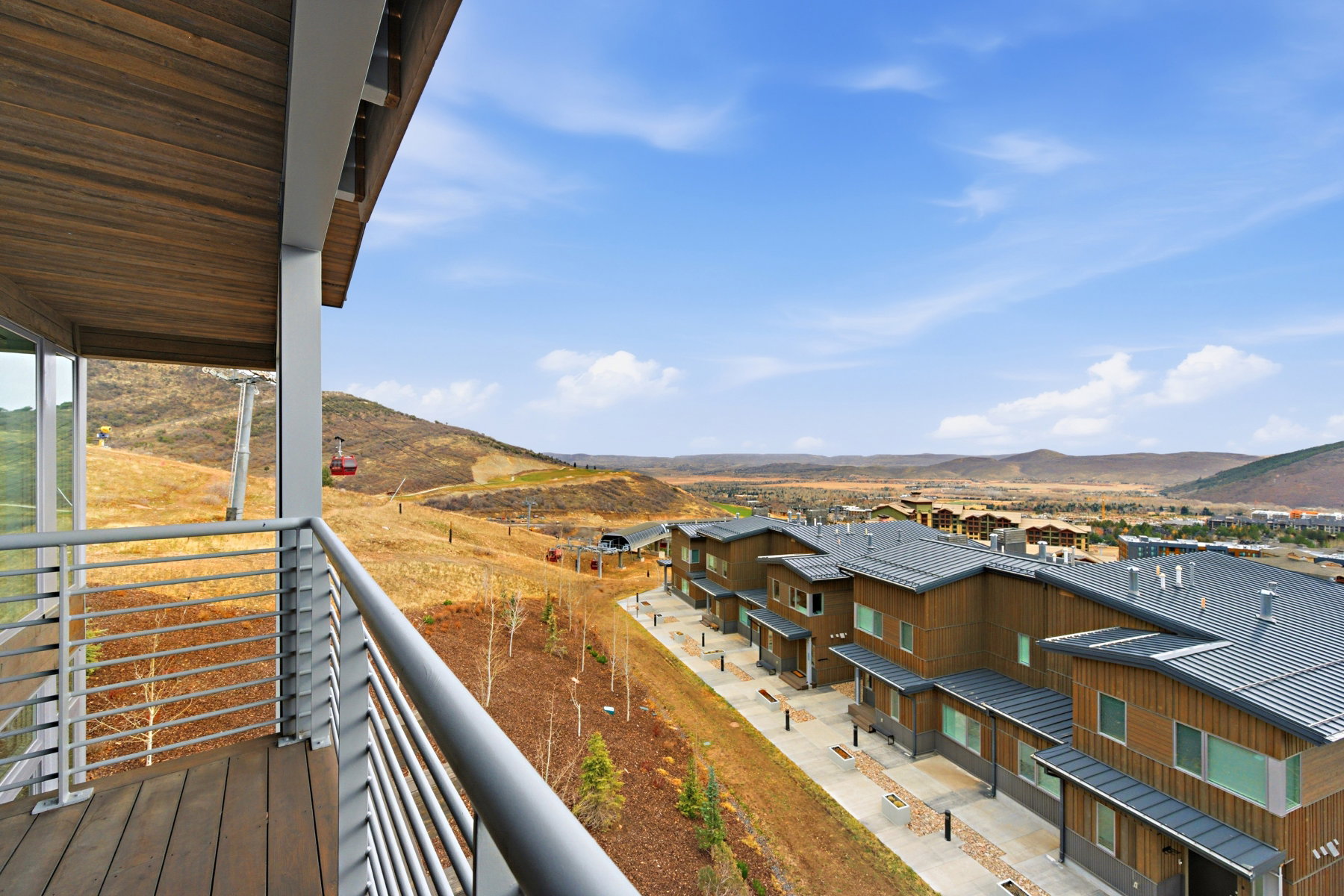 Balcony featuring a mountain view