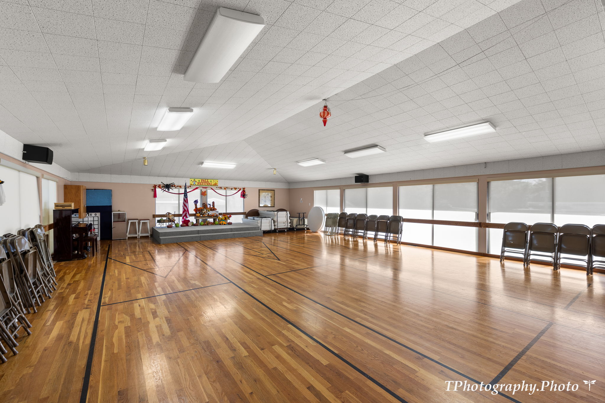 Misc room with vaulted ceiling