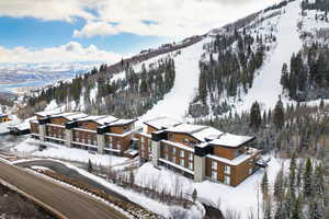 Snowy aerial view with a mountain view