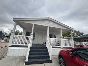 Manufactured / mobile home with covered porch