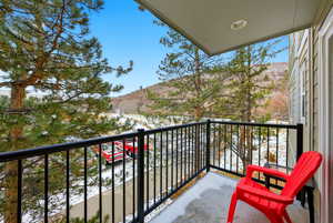 Balcony featuring a mountain view