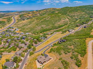 Aerial view of property's location featuring mountains