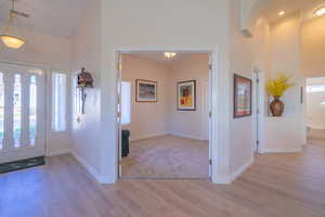 Foyer entrance and 3rd bed/deb
