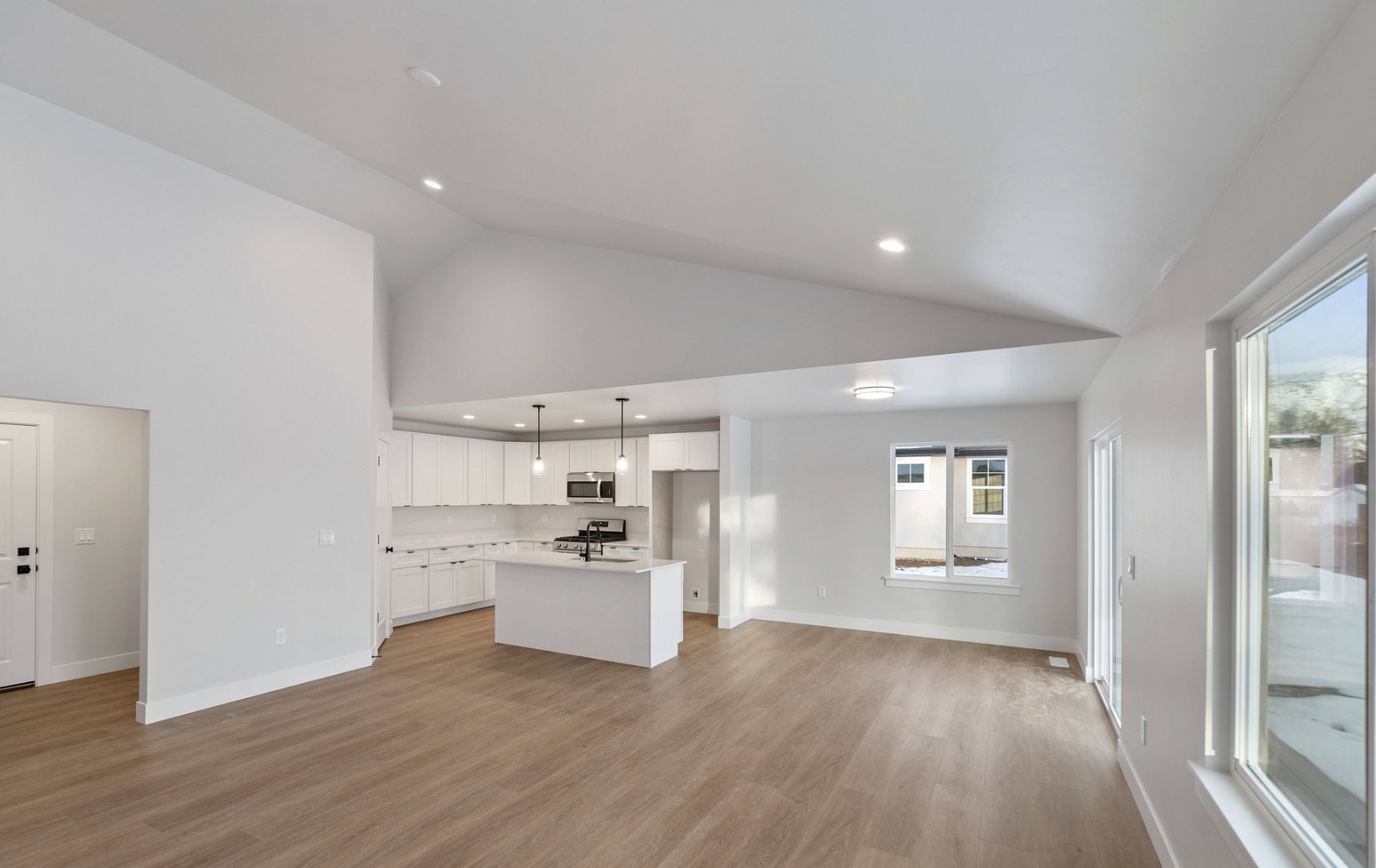 Vacant picture of kitchen/dining area