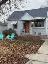 Bungalow featuring a shingled roof