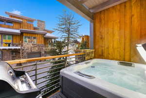 Balcony with a hot tub