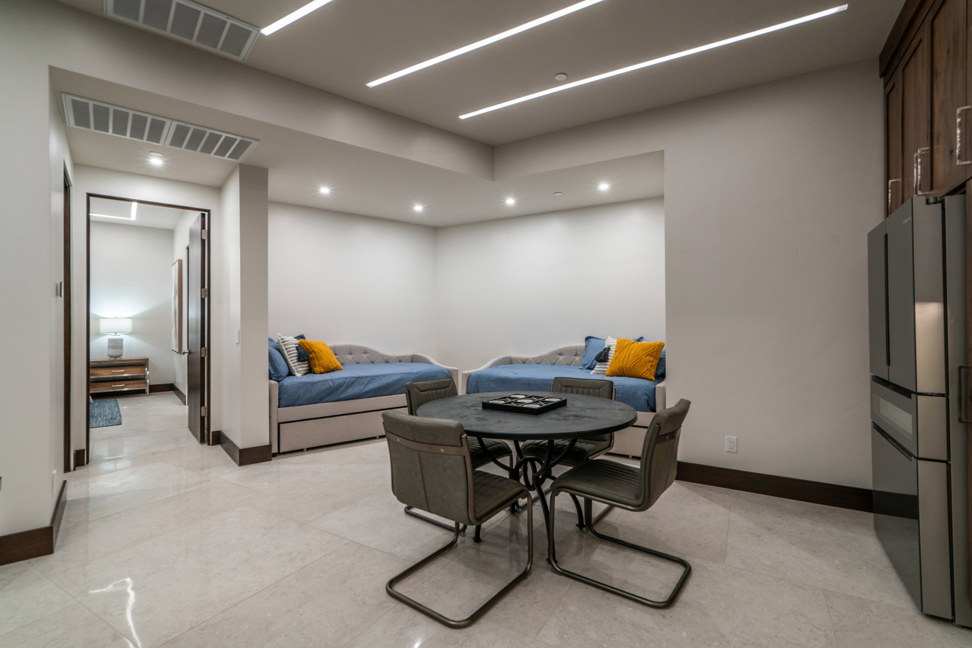 Beds / Dining