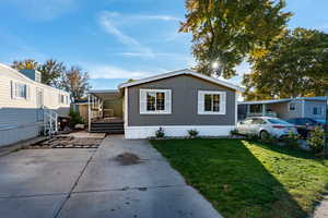 Manufactured / mobile home with a front lawn