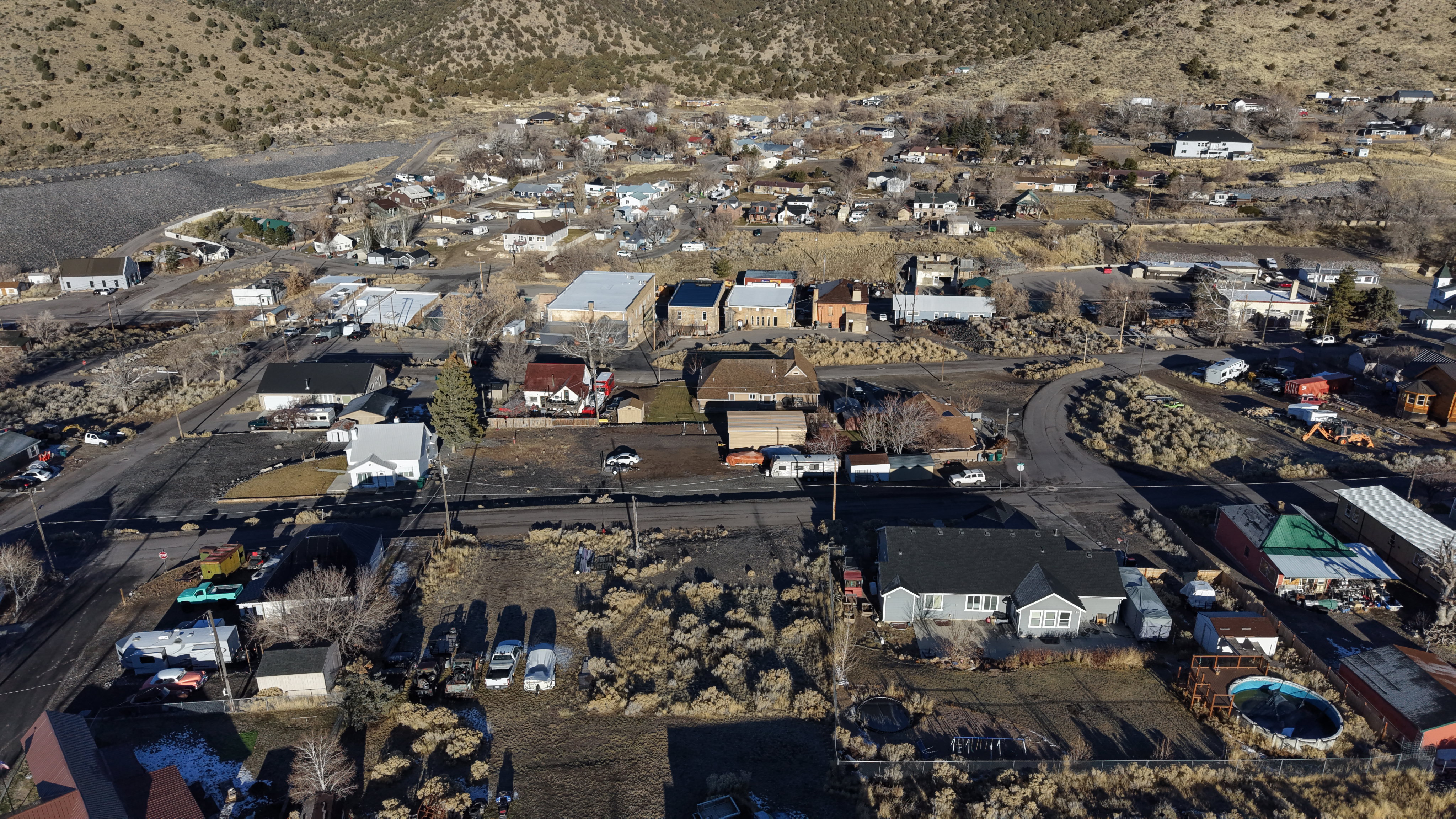 Aerial view of property's location featuring a mountainous background