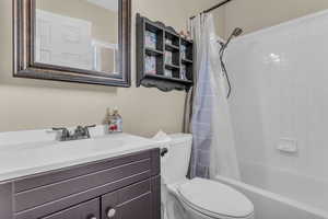 Primary Full bathroom with vanity and shower / bath combo