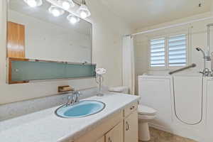 Full bath with vanity and shower / bath combo